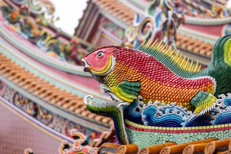 Foto de Estatua de pescado en el azulejo del techo en templo chino - Imagen libre de derechos