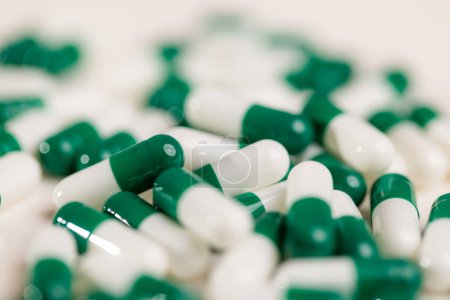 Téléchargez les photos : Pile de la pilule verte - en image libre de droit