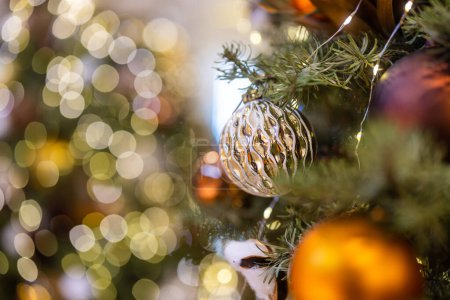 Téléchargez les photos : Décoration de Noël accrochée à l'arbre - en image libre de droit