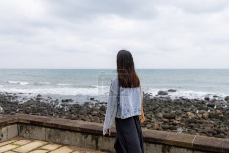 Téléchargez les photos : Femme regarde la mer - en image libre de droit