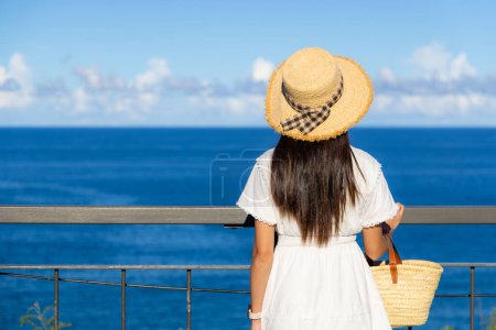 Téléchargez les photos : Femme regarder la vue sur la mer - en image libre de droit