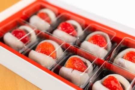 Téléchargez les photos : Pâte de fraises fraîches et haricots rouges de mochi aux fraises - en image libre de droit