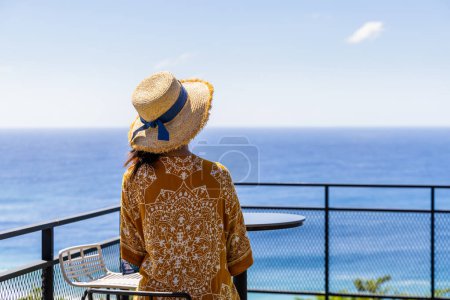 Téléchargez les photos : Woman enjoy the sea view on lookout - en image libre de droit