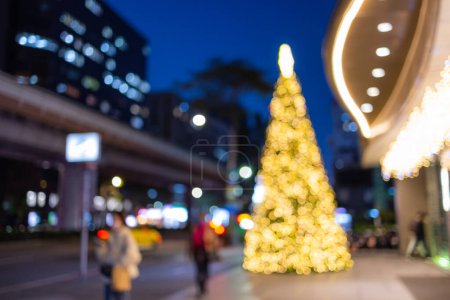 Foto de Blur view of the Christmas tree decoration in the street at night - Imagen libre de derechos