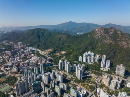 Téléchargez les photos : Aerial view of Hong Kong lion rock mountain with residential district - en image libre de droit