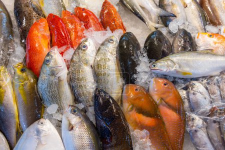 Foto de Fresh raw fish selling in wet market - Imagen libre de derechos