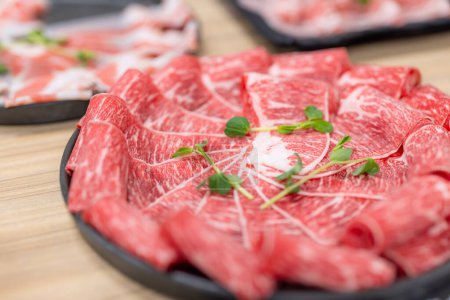 Téléchargez les photos : Slice of fresh raw beef at hot pot restaurant - en image libre de droit