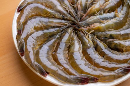 Téléchargez les photos : Crevettes crues fraîches préparent pour le pot chaud - en image libre de droit