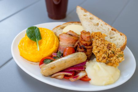 Foto de All day breakfast with bacon egg and toast - Imagen libre de derechos