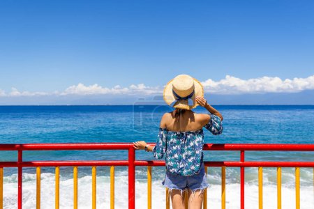 Téléchargez les photos : Tourist woman look at the beautiful sea and sky - en image libre de droit
