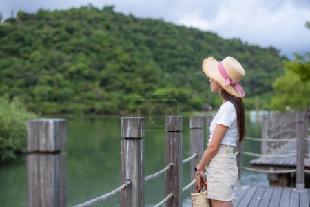 Téléchargez les photos : Femme aller à la campagne avec la vue sur le lac - en image libre de droit