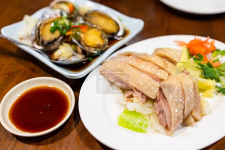 Foto de Traditional chinese food steamed chicken and abalone - Imagen libre de derechos