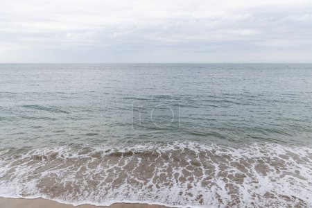 Téléchargez les photos : Vague de mer éclaboussure sur la plage - en image libre de droit