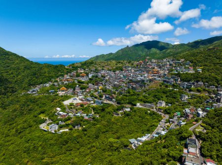 Foto de Drone vuela sobre el pueblo de Jiufen en Taiwán - Imagen libre de derechos