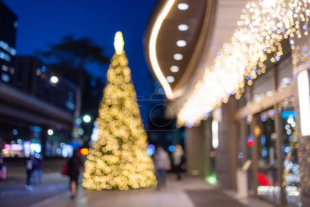 Foto de Blur view of the Christmas tree decoration in the street at night - Imagen libre de derechos