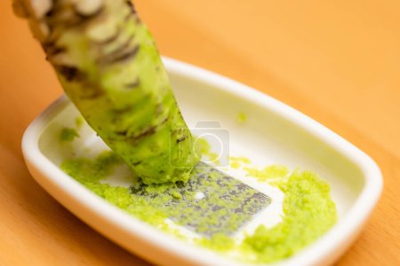 Téléchargez les photos : Japanese wasabi with grater for wasabi sauce - en image libre de droit