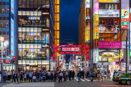 Téléchargez les photos : Tokyo, Japon - 11 juin 2019 : Tokyo en soirée - en image libre de droit