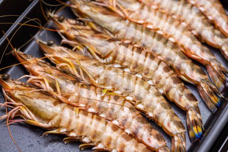 Téléchargez les photos : Fresh raw shrimp on grill pan - en image libre de droit