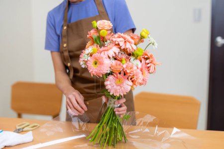 Téléchargez les photos : Fleuriste femelle faire un bouquet - en image libre de droit