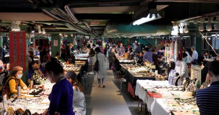 Téléchargez les photos : Taipei, Taiwan - 30 Octobre 2022 : Jianguo weekend Jade Market in Taipei city of Taiwan - en image libre de droit