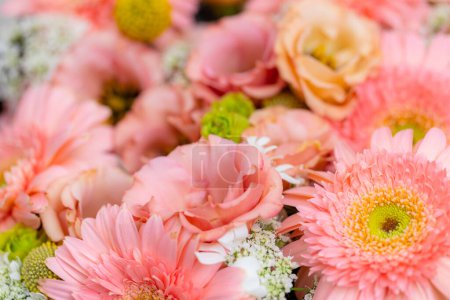 Téléchargez les photos : Empilement de différentes fleurs dans une boîte - en image libre de droit