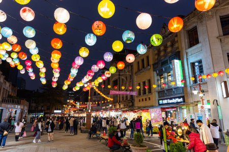 Foto de Taipei, Taiwán - 18 de enero de 2023: Mercado tradicional de año nuevo lunar en la calle Dihua en la ciudad de Taipei - Imagen libre de derechos
