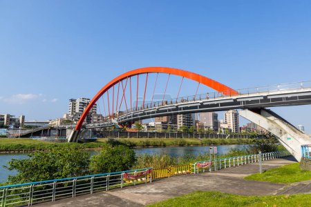 Foto de Taipéi, Taiwán - 11 de marzo de 2022: Puente Arco Iris sobre el río Keelung en la ciudad de Taipéi - Imagen libre de derechos