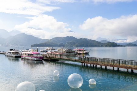 Foto de Nantou, Taiwán - 04 de noviembre de 2022: Muelle Jetty en el lago Sun Moon en Nantou, Taiwán - Imagen libre de derechos