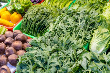 Téléchargez les photos : Fruits et légumes frais au marché - en image libre de droit