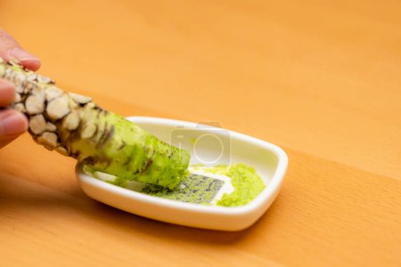 Foto de Japanese wasabi with grater for wasabi sauce - Imagen libre de derechos