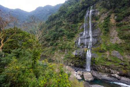 Téléchargez les photos : Belle montagne cascade à Wulai de Taiwan - en image libre de droit