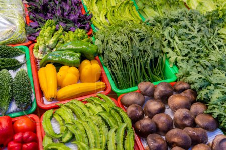 Téléchargez les photos : Fruits et légumes frais au marché - en image libre de droit