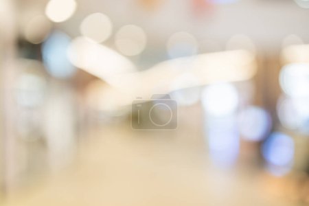 Téléchargez les photos : Blur view of indoor shopping center - en image libre de droit