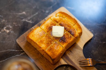 Téléchargez les photos : Delicious buttered toast on a plate - en image libre de droit