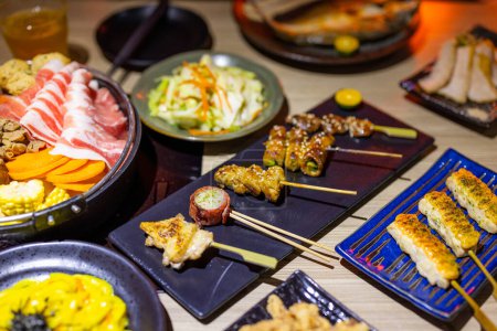Foto de Restaurante japonés con un montón de diferentes Skewer a la parrilla - Imagen libre de derechos