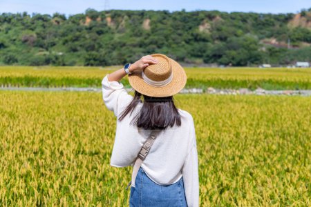 Foto de Mujer viajera visita el campo de arroz en el campo - Imagen libre de derechos