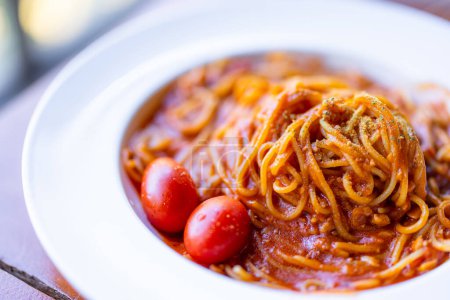 Téléchargez les photos : Pâtes avec sauce tomate au restaurant - en image libre de droit