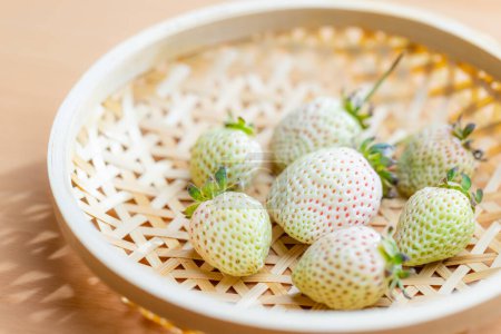 Foto de Fresas blancas enclavadas en una canasta - Imagen libre de derechos