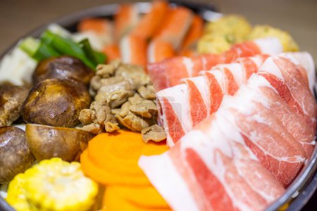 Foto de Restaurante japonés con plato de comida para shabu shabuu - Imagen libre de derechos