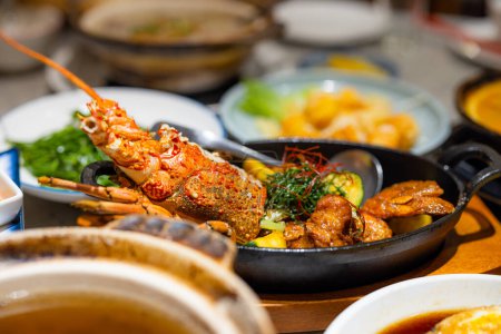 Téléchargez les photos : Cuisine taïwanaise avec plat de homard au restaurant - en image libre de droit