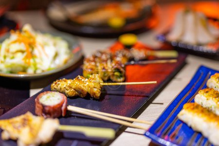 Téléchargez les photos : Japanese restaurant with lots of different grilled Skewer - en image libre de droit