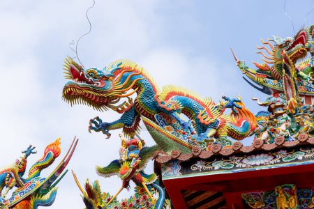 Foto de Templo de estilo chino con estatua de dragón en teja - Imagen libre de derechos