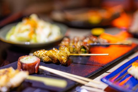 Téléchargez les photos : Restaurant japonais avec beaucoup de brochette grillée différente - en image libre de droit