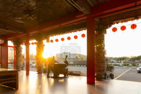 Téléchargez les photos : Taoyuan, Taiwan - 06 mars 2023 : Temple Nantien Longtan à Taiwan dans la soirée - en image libre de droit