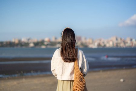 Foto de Mujer disfrutar de la vista al mar - Imagen libre de derechos