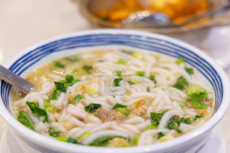 Téléchargez les photos : Bol de soupe épaisse de nouilles de riz - en image libre de droit