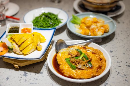 Foto de Cocina taiwanesa con diferentes platos en la mesa - Imagen libre de derechos
