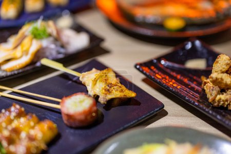 Téléchargez les photos : Restaurant japonais avec beaucoup de brochette grillée différente - en image libre de droit