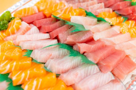 Foto de Rebanadas mixtas de sashimi fresco de pescado crudo - Imagen libre de derechos