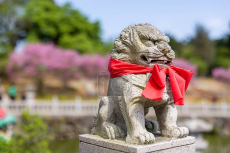 Téléchargez les photos : Lion de pierre avec ondulation dans le temple chinois - en image libre de droit